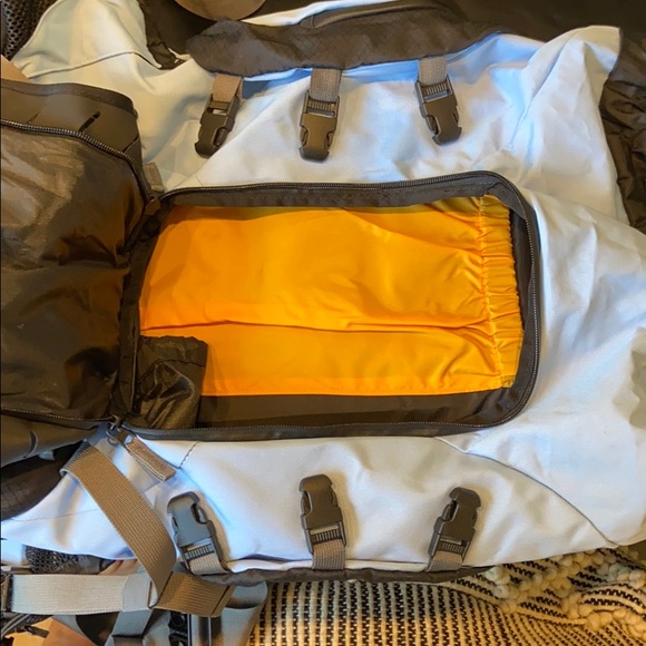 L.L. Bean Women’s White Mountain Hiking Backpack - Picture 4 of 5